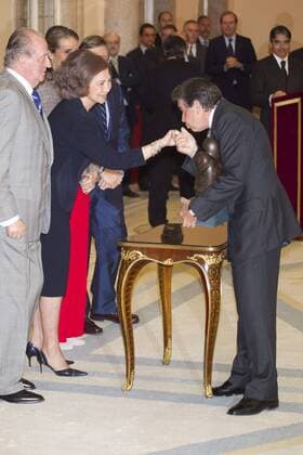 Ehrung der Sportler der Jahres von Spanien durch das spanische Königshaus in Madrid v.li König Juan Carlos von Spanien, Königin Sofia von Spanien und Manuel Santana Martinez.  (3085)