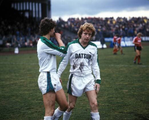 Winfried Schäfer (re.) und Armin Veh (beide Gladbach) - DEUTSCHSPRACHIGE SPORTZEITSCHRIFTEN UND -ZEITUNGEN NUR NACH RÜCKSPRACHE Fußball 1. BL Herren Saison 1982 1983, Borussia Mönchengladbach, Gladbach Gruppe Nürnberg