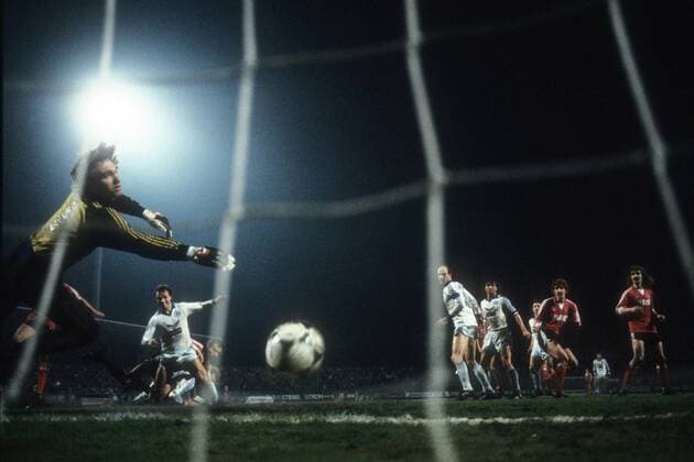 Tor gegen Schalke, v.li.: Torwart Walter Junghans, Bernard Dietz, Manfred Drexler, Hans Joachim Abel (alle Schalke), Alois Reinhardt und Horst Weyerich (beide Nürnberg) - DEUTSCHSPRACHIGE SPORTZEITSCHRIFTEN UND -ZEITUNGEN NUR NACH RÜCKSPRACHE Fußball 1. BL Herren Saison 1982 1983, 1. FC Nürnberg - FC Schalke 04 3:2 Gruppe Nürnberg