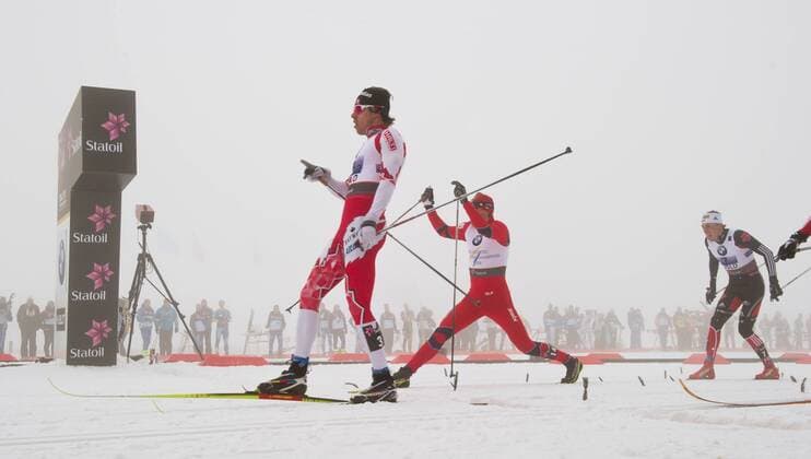 Zielfinish: Team Kanada mit Schlussläufer Alex HARVEY (Canada) überquert die Ziellinie vor Team Norwegen mit Schlussläufer Ola Vigen HATTESTAD (NOR) re: Tim TSCHARNKE (GER) Team Sprint der Männer, Klassisch Finale am 02.03.2011 FIS Nordische Ski Weltmeisterschaft in Oslo am Holmenkollen 2011 -- FIS Nordic World Ski Championship, Oslo, Norway 2011, o0 Jubel Freude Sieg Weltmeister
