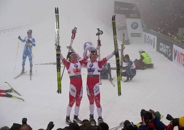 Siegerteam Kanada mit Alex HARVEY (3,2) und Devon KERSHAW (3,1 CANADA) jubelt im Ziel. Team Sprint der Männer, Klassisch Finale am 02.03.2011 FIS Nordische Ski Weltmeisterschaft in Oslo am Holmenkollen 2011 -- FIS Nordic World Ski Championship, Oslo, Norway 2011, o0 Jubel Freude Sieg Weltmeister