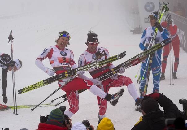 Siegerteam Kanada mit Alex HARVEY (3,2) und Devon KERSHAW (3,1 CANADA) jubelt im Ziel. Beide zelebrieren die Luftgitarre Team Sprint der Männer, Klassisch Finale am 02.03.2011 FIS Nordische Ski Weltmeisterschaft in Oslo am Holmenkollen 2011 -- FIS Nordic World Ski Championship, Oslo, Norway 2011, o0 Jubel Freude Sieg Weltmeister