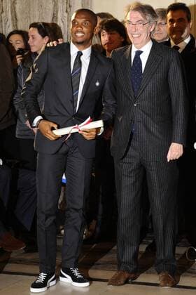 Ehrung Ambrogino d Oro - Inter Mailand --- V.li. Samuel Eto o-Präsident Massimo Moratti  o0 Funktionär