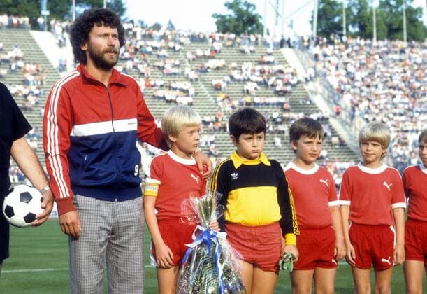 Paul Breitner (BR Deutschland FC Bayern München) anlässlich seines Abschiedsspiels neben Nachwuchsspielern - DEUTSCHSPRACHIGE SPORTZEITSCHRIFTEN UND -ZEITUNGEN NUR NACH RÜCKSPRACHE Fußball 1. BL Herren Paul Breitners Abschiedsspiel 1983, Abschied, Nationalteam, BRD, DFB, Gruppe München