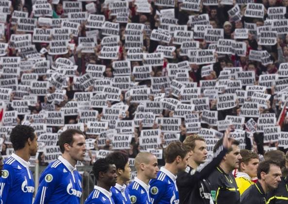 Massiver Protest von FCB Fans gegen Torwart Manuel Neuer; Transparente mit der Aufschrift Koan Neuer (kein Neuer), v.li.: Joel Matip, Christoph Metzelder, Anthony Annan, Atsuto Uchida, Peer Kluge, Benedikt Höwedes und Manuel Neuer (alle Schalke) sowie Linienrichter Carsten Kadach, Torwart Thomas Kraft (Bayern, hi.) und Schiedsrichter Florian Meyer - Fotomontage --- FC BAYERN MÜNCHEN vs. FC SCHALKE 04 0:1, DFB-Pokal Halbfinale o0 Totale Montage Objekte Plakat, Fanplakat, Fanplakate, Transparent Schriftzug