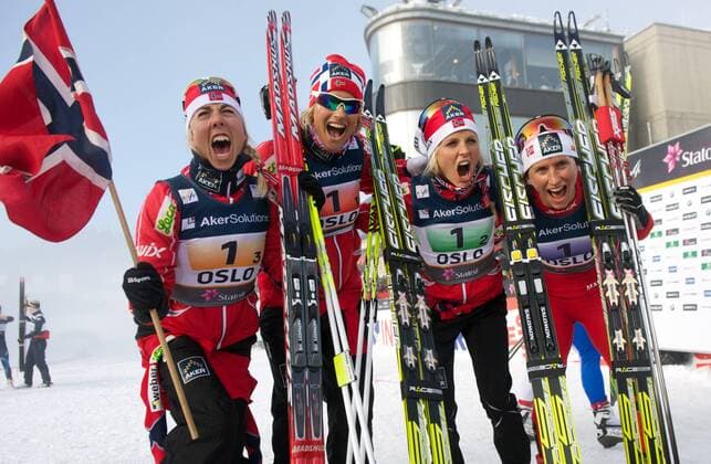 Nordische Ski WM in Oslo, Langlauf Staffel Damen, 4x5km --- Weltmeister Norwegen, v.li.: Kristin STÖRMER STEIRA, Vibeke SKOFTERUD, Therese JOHAUG und Marit BJÖRGEN o0 Sieg Jubel Freude Fahne, Nationalfahne Objekte Mannschaftsfoto Emotionen