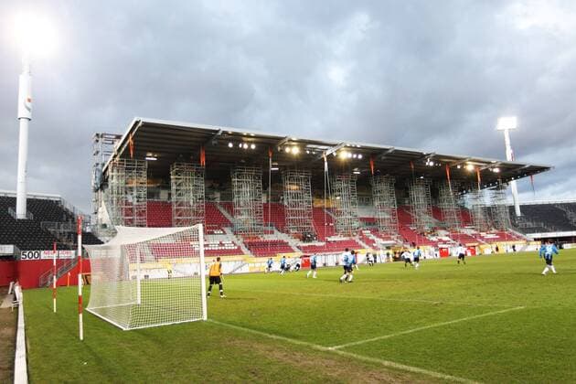 Fußball, Stadiongeschichte 1. FSV Mainz 05 DACHARBEITEN am BRUCHWEG STADION - Heimspielstätte des 1. FSV Mainz 05