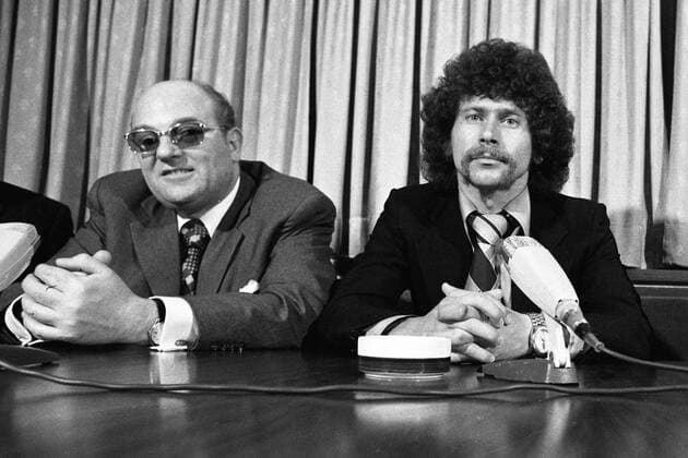 Jägermeister Chef Günter Mast (BR Deutschland, li.) stellt Paul Breitner als Neuzugang vor o0 Funktionär Präsentation