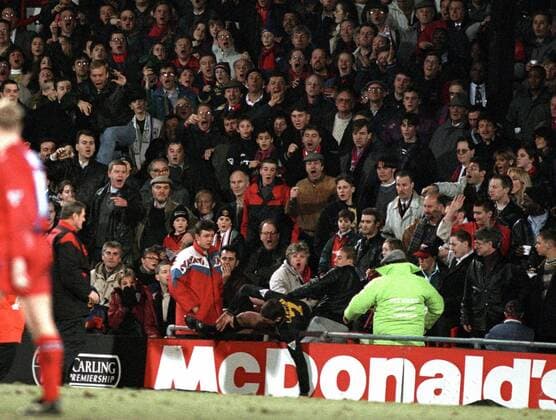 25 January 1995: ERIC CANTONA (Manchester United, C) attacks Crystal Palace fan Matthew Simmons (England) in the crowd after being sent off. xStevexBardensx  ActionPlus95012508 o0 Wut Fan Zuchauer brutal Gewalt gewalttÃ¤tig attackieren Attacke FuÃŸballgeschichte Geschichte ManU