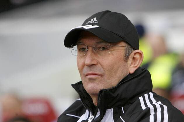 Football - Premier League - West Ham United (purple) vs Stoke City (red) --- Stoke City s coach Tony Pulis at The Boleyn Ground, Upton Park 