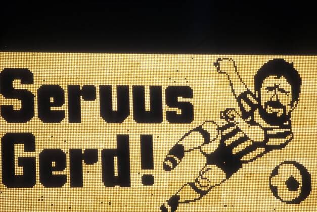 Servus Gerd - Anzeigetafel im Münchner Olympiastadion anlässlich des Abschiedsspiels von Gerd Müller - DEUTSCHSPRACHIGE SPORTZEITSCHRIFTEN UND -ZEITUNGEN NUR NACH RÜCKSPRACHE Fußball 1. BL Herren Gerd Müllers Abschiedsspiel 1983, Abschied, Nationalteam, BRD, DFB Einzelbild München