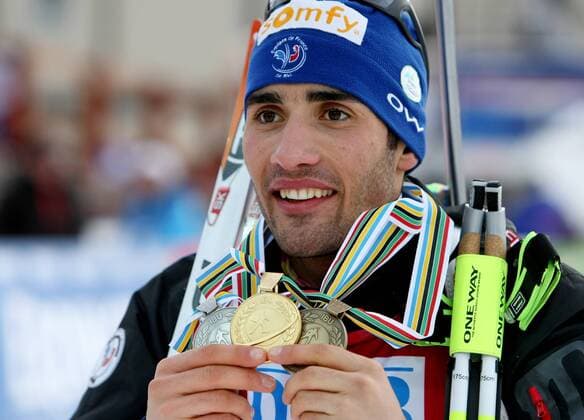 BIATHLON - IBU WM 2011 KHANTY MANSIYSK,RUSSLAND,06.MAR.11 - BIATHLON - IBU Weltmeisterschaften, 12,5km Verfolgung der Herren, Siegerehrung, Medaillenvergabe. Bild zeigt Martin Fourcade (FRA). Keyword: Medaille. 
