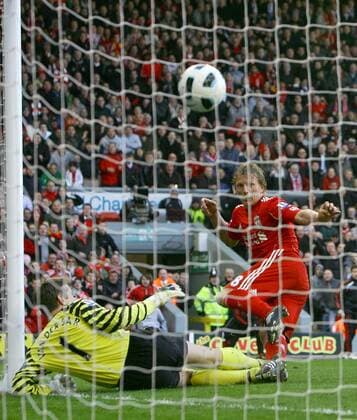 Football - Premier League - Liverpool FC vs. Manchester United (ManU) --- Dirk Kuyt of Liverpool FC (red) finishes his hat trick with a second half goal at Anfield against Edwin van der Sar od Manchester United  o0 Tor Hintertor Hintertorkamera Hintertorperspektive Perspektive