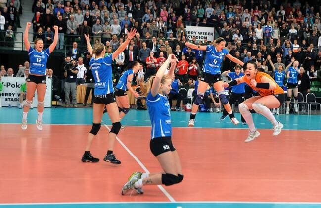 06.03.2011Halle Westfalen - Gerry Weber Stadion Volleyball D V V- Pokalfinale 2011 - Smart Allianz Stuttgart : VfB 91 Suhl 3 : 0 Jubel bei den Stuttgartern über den Pokalgewinn.