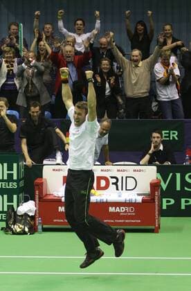 Davis Cup, Kroatien vs Deutschland in der Dom Sportova Halle in Zagreb --- Trainer Patrik Kühnen (GER) und die Fans jubeln o0 Zuschauer