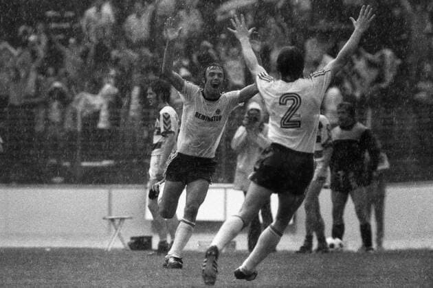 Karl-Heinz Körbel, Eintracht Frankfurt, Mitte, jubelt nach seinem Tor zum 1:0, Torjubel, rechts jubelt Peter REICHEL, Eintracht Frankfurt - MSV Duisburg 1:0, Fussball, DFB Pokal, Finale, Endspiel, SW-Aufnahme, 21.06.1975. o0 vsw