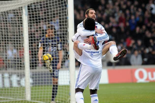 Olympique Lyon - AC Arles Avignon - Ligue 1 - 06.03.2011 - Bafetimbi Gomis (u.) und Lisandro Lopez (Lyon) - FredericChambert - 