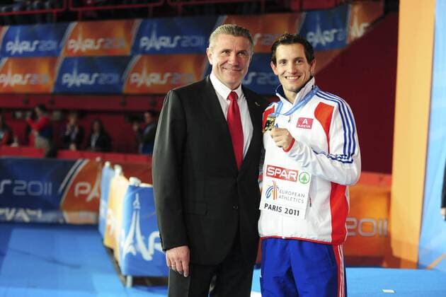 Leichtathletik Hallen EM 2011 in Paris - 06.03.2011 - Europameister Renaud Lavillenie (FRA, R) bekommt von NOK Präsident Sergei Bubka (UKR) die Goldmedaille - Siegerehrung Stabhochsprung - JBAutissier - 