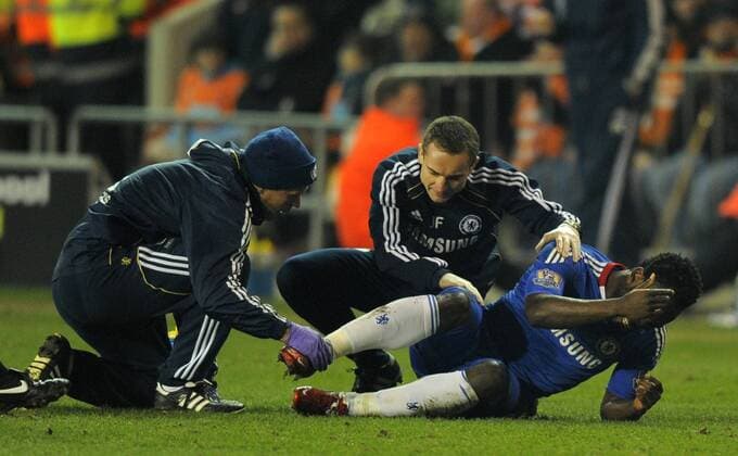 Michael Essien (r) of Chelsea FC London goes down injured Barclays Premier League Blackpool v Chelsea 7th March, 2011 EDITORIAL USE ONLY. No use with unauthorised audio, video, data, fixture lists, club league logos or live services. Online in-match use limited to 120 images, no video emulation. No use in betting, games or single club league player publications. o0 Verletzung Schmerz, schmerzen Enttäuschung Betreuer