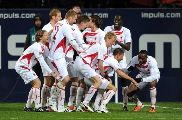 FC Augsburg (weiss) vs. Fortuna Düsseldorf (rot) 5:2 FC Augsburg JUBEL nach dem Tor zum 4:2, re.: Nando Rafael  o0 Jubel, Freude Mannschaftsjubel Totale