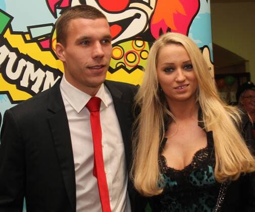 1. FC Köln Karneval Datum: 28.02.2011 Lukas Podolski (1. FC Köln) mit Freundin Monika Puchalski o0 Spielerfrau, Frau, Partnerin, Freundin, Lebensgefährtin Familie privat