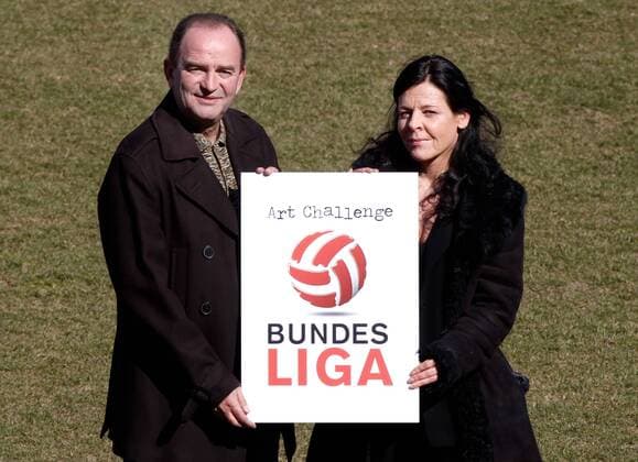 FUSSBALL - Art Challenge, Fototermin WIEN,AUSTRIA,08.MAR.11 - FUSSBALL - Fototermin der Oesterreichischen Fussball Bundesliga, Art Challenge. Bild zeigt Herbert Prohaska und Künstlerin Mona Hahn. 