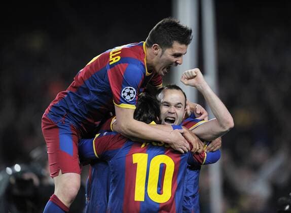 FUSSBALL CHAMPIONS LEAGUE SAISON 2010 2011 Achtelfinale 08.03.2011 FC Barcelona - Arsenal London JUBEL Barca, alle auf die 10, Torschütze zum 1-0 Lionel Messi wird von Andres Iniesta (re) und David Villa (li) umarmt 