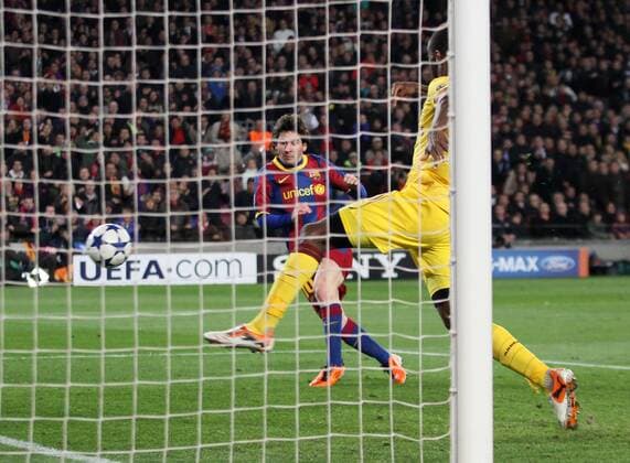 Barca s Lionel Messi scoring his sides opening goal, FC Barcelona (blue red) - Arsenal FC London (yellow) EDITORIAL USE ONLY. No use with unauthorised audio, video, data, fixture lists, club league logos or live services. Online in-match use limited to 120 images, no video emulation. No use in betting, games or single club league player publications. o0 Tor, Treffer, Gegentor