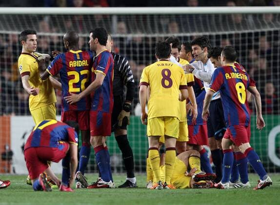 Tempers flair between Barca s Eric Abidal and Arsenals Robin Van Persie, FC Barcelona (blue red) - Arsenal FC London (yellow) EDITORIAL USE ONLY. No use with unauthorised audio, video, data, fixture lists, club league logos or live services. Online in-match use limited to 120 images, no video emulation. No use in betting, games or single club league player publications. o0 Streit Auseinandersetzung Meinungsverschiedenheit Spannung