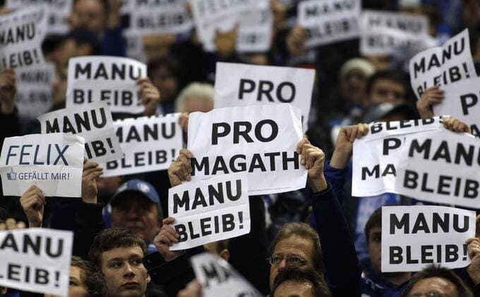 Fans say yes to Schalke s Head Coach Felix MAGATH and goalkeeper Manuel NEUER during the Champions League match of FC Schalke 04, Veltinsarena in Gelsenkirchen on March 09., 2011 o0 Plakat, Fanplakat, Fanplakate, Transparent Objekte Pro Manu bleib Schriftzug Solidarität Idol