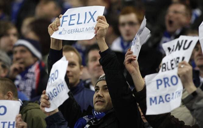 Fans say yes to Schalke s Head Coach Felix MAGATH during the Champions League match of FC Schalke 04, Veltinsarena in Gelsenkirchen on March 09., 2011 o0 Plakat, Fanplakat, Fanplakate, Transparent Objekte Pro Schriftzug Solidarität Facebook Idol