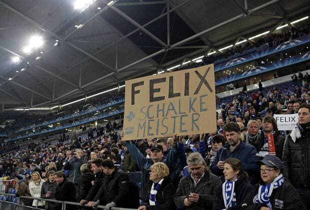09.03.2011, Fussball Champions-League, Achtelfinale, FC Schalke 04, Veltins-Arena auf Schalke in Gelsenkirchen. ein Schalker Fan mit einem Plakat: Felix plus Schalke = Meister o0 Plakat, Fanplakat, Fanplakate, Transparent Objekte Schriftzug Solidarität Rechnung Mathematik