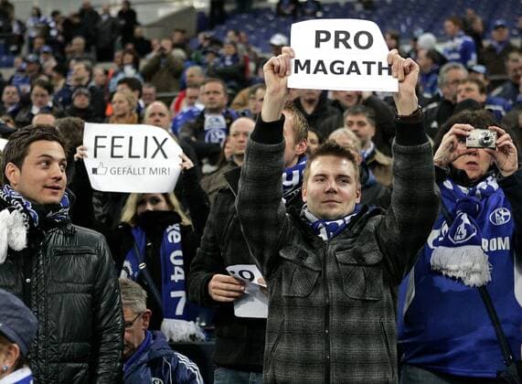 09.03.2011, Fussball Champions-League, Achtelfinale, FC Schalke 04, Veltins-Arena auf Schalke in Gelsenkirchen. die Schalker Fans mit Pro Magath und Felix gefällt mir Plakaten o0 Plakat, Fanplakat, Fanplakate, Transparent Objekte Pro Schriftzug Solidarität