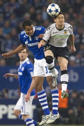 Joel MATIP (GE, li.) gegen ADURIZ (VAL), Aktion, Zweikampf, Fussball Champions League, Achtelfinale, FC Schalke 04 (GER) - Valencia CF (ESP) am 09.03.2011 in Gelsenkirchen, Saison10 11