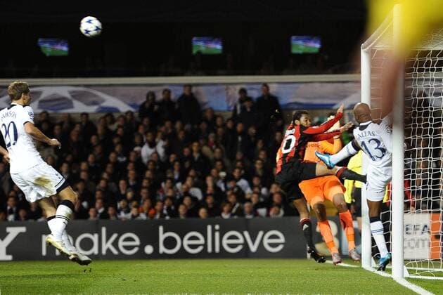 London, 09 03 2011 - Champions League Tottenham Hotspur vs AC Milan: William Gallas (Tottenham) klärt auf der Linie gegen Robinho 