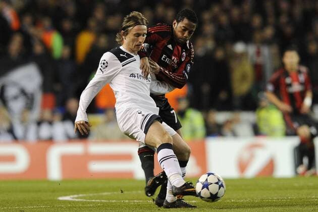 London, 09 03 2011 - Champions League Tottenham Hotspur vs AC Milan: Robinho (Milan, R) -Luka Modric 