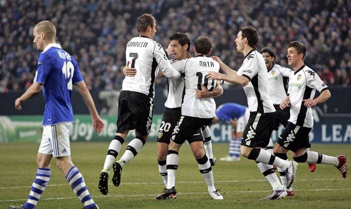 09.03.2011, Fussball Champions-League, Achtelfinale, FC Schalke 04 - FC Valencia, Veltins-Arena auf Schalke in Gelsenkirchen. Jubel Valencia zum Tor zum 0:1 , vorn enttäuscht Peer Kluge (Schalke)