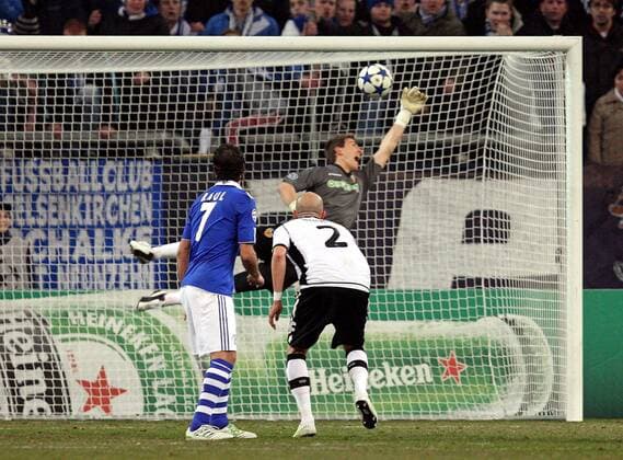 09.03.2011, Fussball Champions-League, Achtelfinale, FC Schalke 04 - FC Valencia, Veltins-Arena auf Schalke in Gelsenkirchen. Raul Gonzalez (Schalke, L) beobachtet das Tor zum 1:1 gegen Torwart Guaita