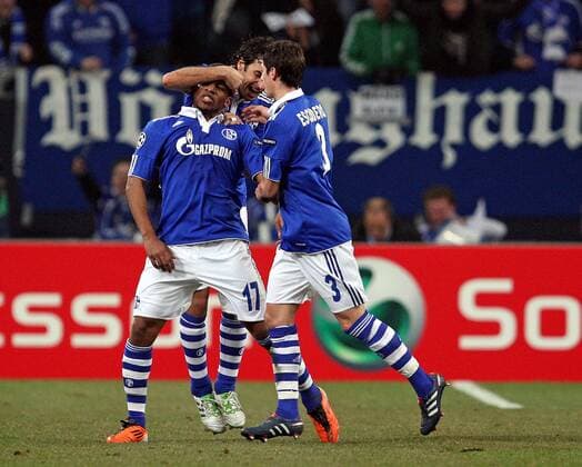 09.03.2011, Fussball Champions-League, Achtelfinale, FC Schalke 04 - FC Valencia, Veltins-Arena auf Schalke in Gelsenkirchen. Jubel Schalke zum Tor zum 1:1 , v.l. Torschütze Jefferson Farfan (Schalke) , Raul Gonzalez (Schalke) , Sergio Escudero (Schalke)