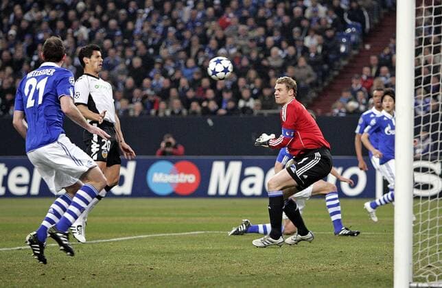 09.03.2011, Fussball Champions-League, Achtelfinale, FC Schalke 04 - FC Valencia, Veltins-Arena auf Schalke in Gelsenkirchen. Tor zum 0:1 gegen Torwart Manuel Neuer , 2v.l. Torschütze Ricardo Costa (Valencia)