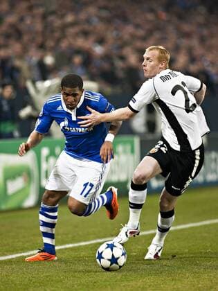 Gelsenkirchen, 09.03.2011, Veltins Arena, Fußball Jefferson Farfan (S04, L), Jeremy Mathieu (Valencia) FC Schalke 04 - FC Valencia