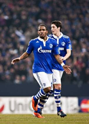 Gelsenkirchen, 09.03.2011, Veltins Arena, Fußball Torjubel: Jefferson Farfan (S04, L), Sergio Escudero (S04) FC Schalke 04 - FC Valencia