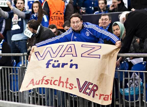Gelsenkirchen, 09.03.2011, Veltins Arena, Fußball Schalke Fan kritisiert den Aufsichtsrat: WAZ für n Aufsichts-VER-rat - FC Schalke 04 -