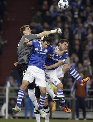 Valencia s Goalkeeper Vicente GUAITA (L) against Schalke s RAUL Gonzalez (M) during the Champions League match between FC Schalke 04 and FC Valencia, Veltinsarena in Gelsenkirchen on March 09., 2011. Mika