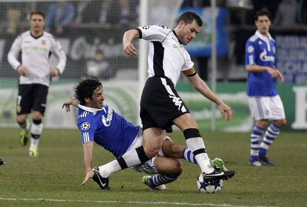 Schalke s RAUL Gonzalez (L) against Valencia s captain David NAVARRO during the Champions League match between FC Schalke 04 and FC Valencia, Veltinsarena in Gelsenkirchen on March 09., 2011. Mika