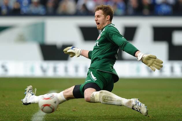 FC Schalke 04 (blau) - Eintracht Frankfurt (rot) am 12.03.2011 in Gelsenkirchen --- Torwart Ralf Fährmann ( Frankfurt )