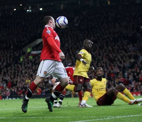 Manchester Uniteds Wayne Rooney (L) scoring his sides second goal against Keeper Manuel Almunia EON FA Cup 6th Round Manchester United (ManU red) vs. Arsenal FC London (yellow) 2:0 EDITORIAL USE ONLY. No use with unauthorised audio, video, data, fixture lists, club league logos or live services. Online in-match use limited to 120 images, no video emulation. No use in betting, games or single club league player publications. o0 Tor