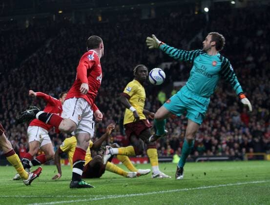 Manchester Uniteds Wayne Rooney (L) scoring his sides second goal against Keeper Manuel Almunia EON FA Cup 6th Round Manchester United (ManU red) vs. Arsenal FC London (yellow) 2:0 EDITORIAL USE ONLY. No use with unauthorised audio, video, data, fixture lists, club league logos or live services. Online in-match use limited to 120 images, no video emulation. No use in betting, games or single club league player publications. o0 Tor