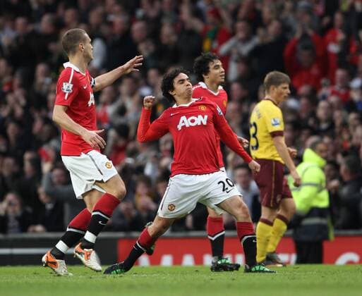 Manchester Uniteds Fabio da Silva (centre) celebrates scoring his sides opening goal with Nemanja Vidic (l.) EON FA Cup 6th Round Manchester United (ManU red) vs. Arsenal FC London (yellow) 2:0 EDITORIAL USE ONLY. No use with unauthorised audio, video, data, fixture lists, club league logos or live services. Online in-match use limited to 120 images, no video emulation. No use in betting, games or single club league player publications. o0 Jubel, Freude