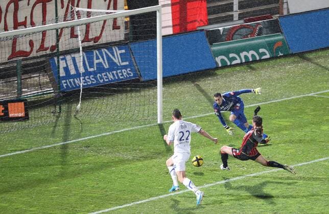 OGC Nice (rot) vs AJ Auxerre (weiß)-12.03.2011- Ireneusz Jelen (L) vs Nemanja Pejcinovic (Mitte) und Torwart David Ospina (OGC) OCCASION - XStephanieX -
